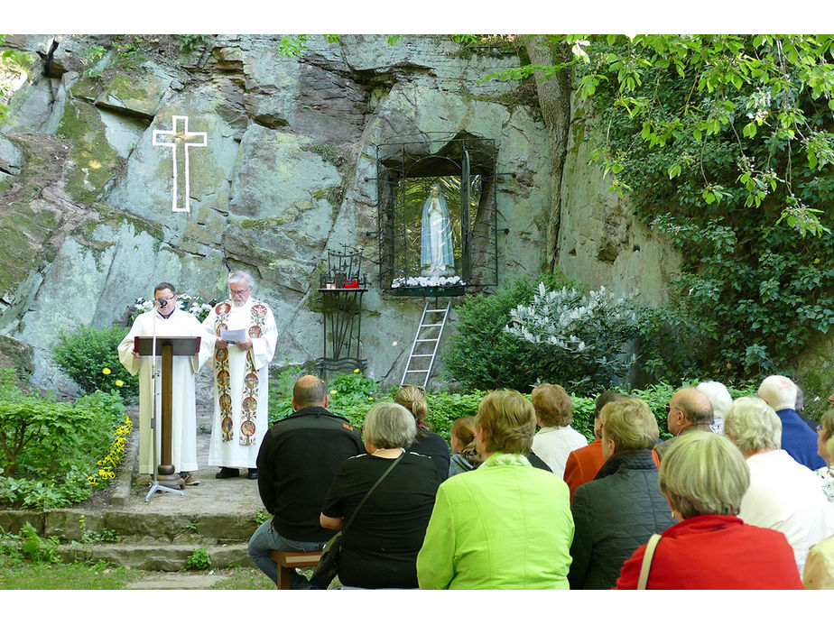 Maiandacht mit Krönung der Fatima-Madonna in Naumburg (Foto: Karl-Franz Thiede)